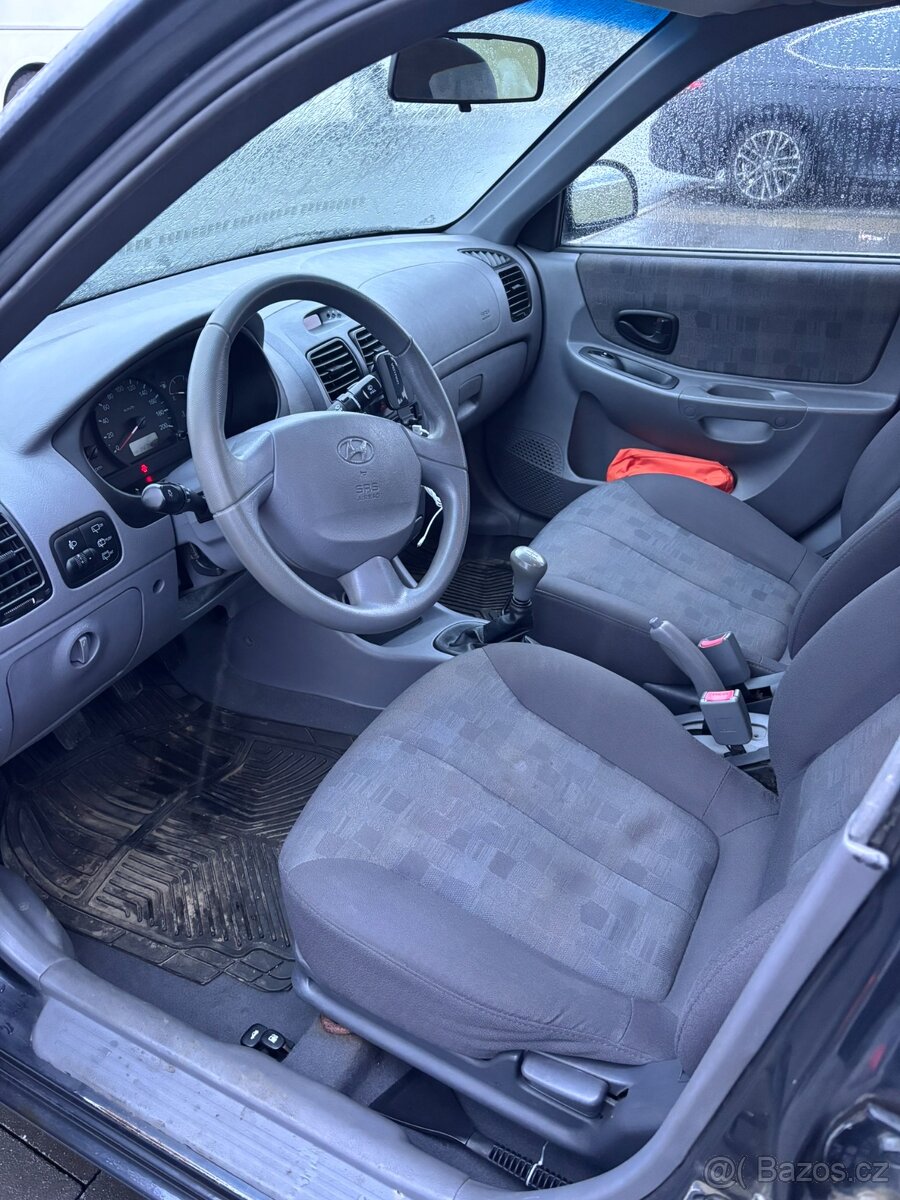 2006 Hyundai Accent - 9
