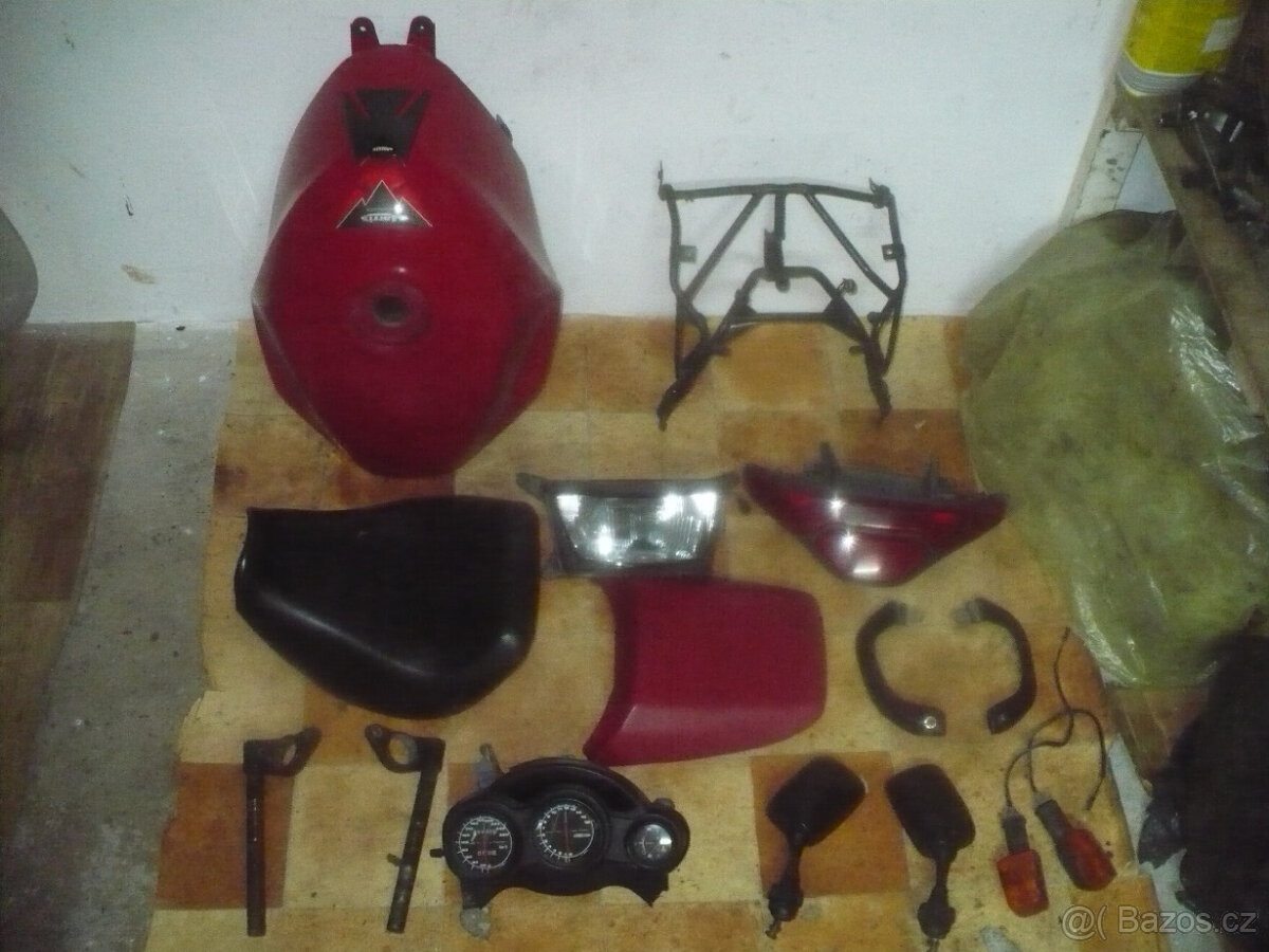 Suzuki RF 600 /900 r. 94 díly ze tří moto - 9