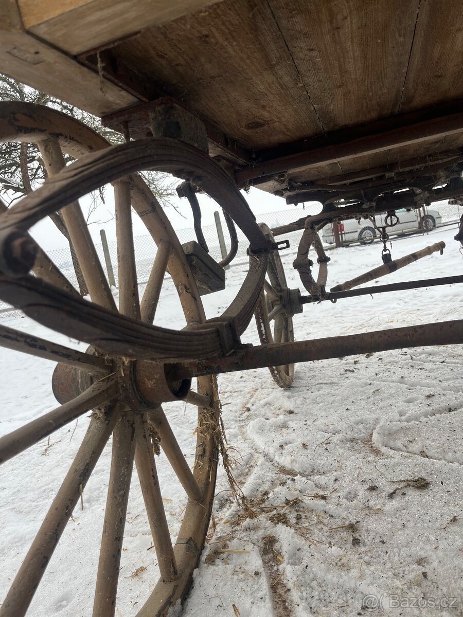 Stará dřevěná brička / kočár – dekorace - 9