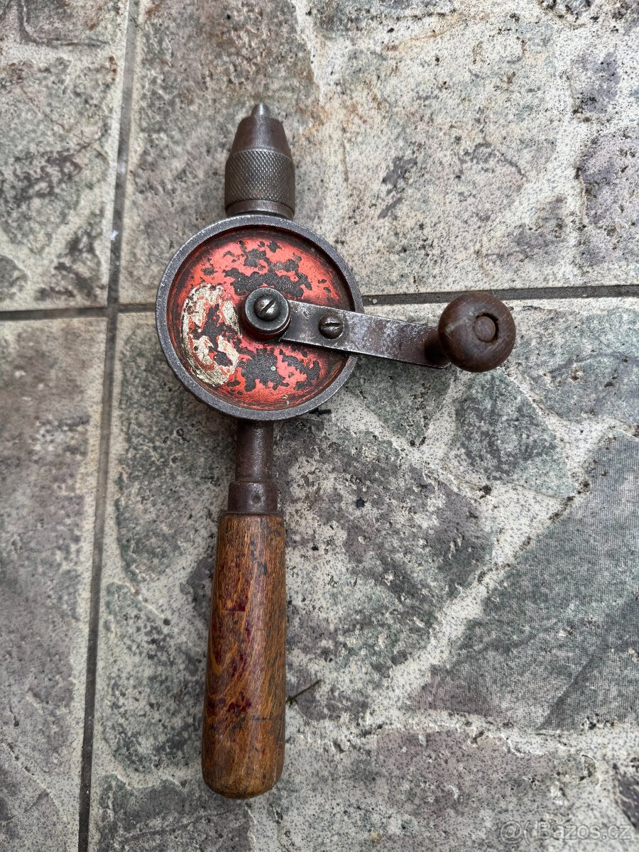 Starý samosvorný klíč - hasák a starou ruční vrtačku - 9