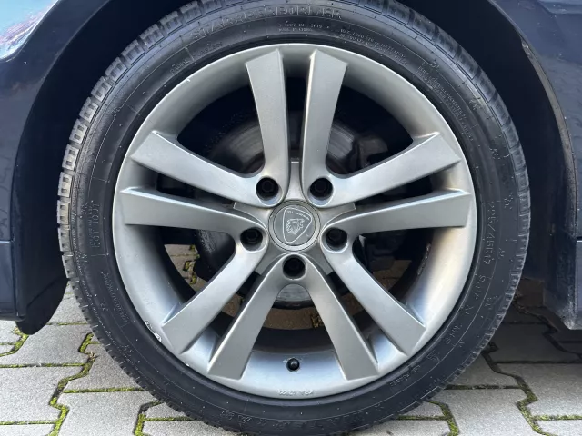 BMW E90 320i 110kW Xenony ALU R17 Tempomat El. tažné - 9