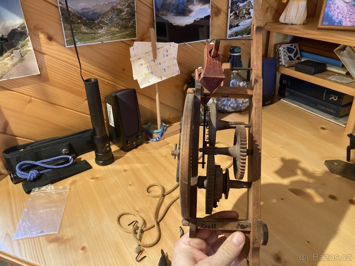 Lihýřové vahadlové historicke hodiny pendlovky Swiss made - 9