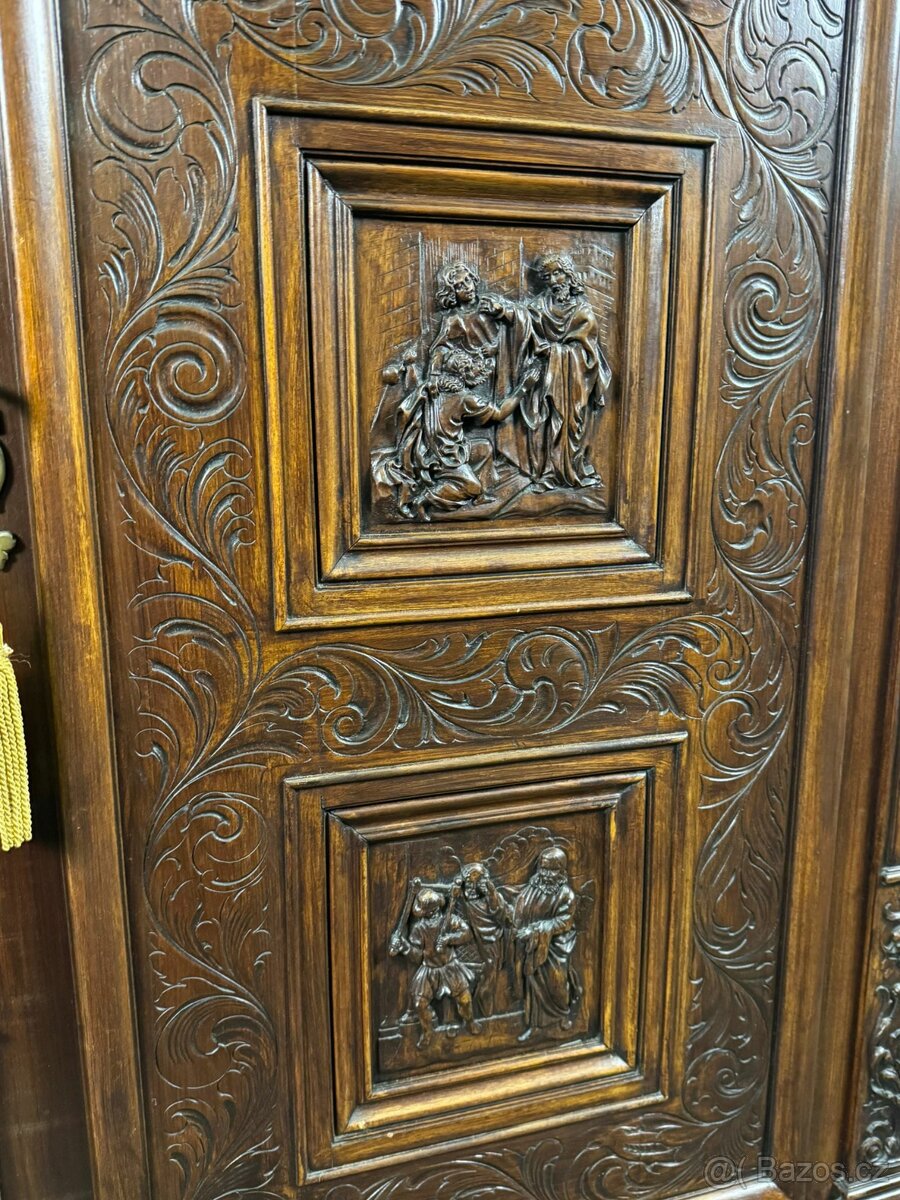 Starožitná vyřezávaná skříň (135030) - 9