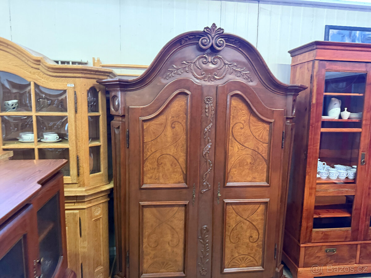 Dvoudvéřová zdobená starožitná skříň s intarzií - 9