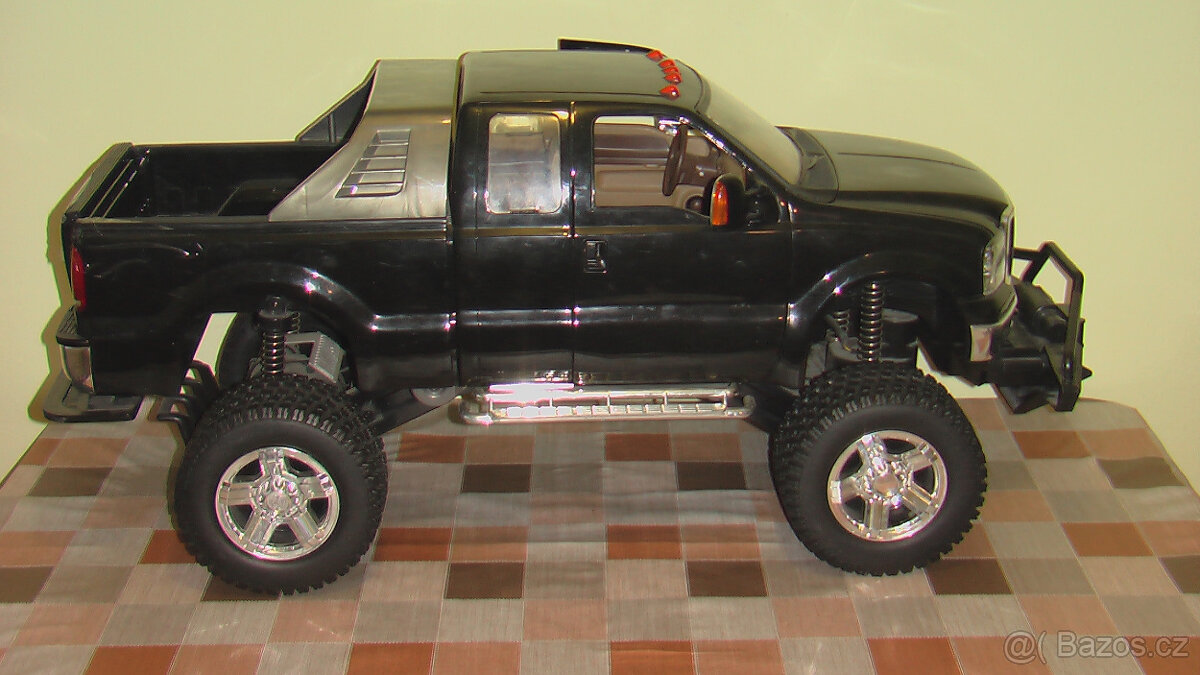 KRÁSNÉ DVĚ AUTA - JEEP a FORD - 9