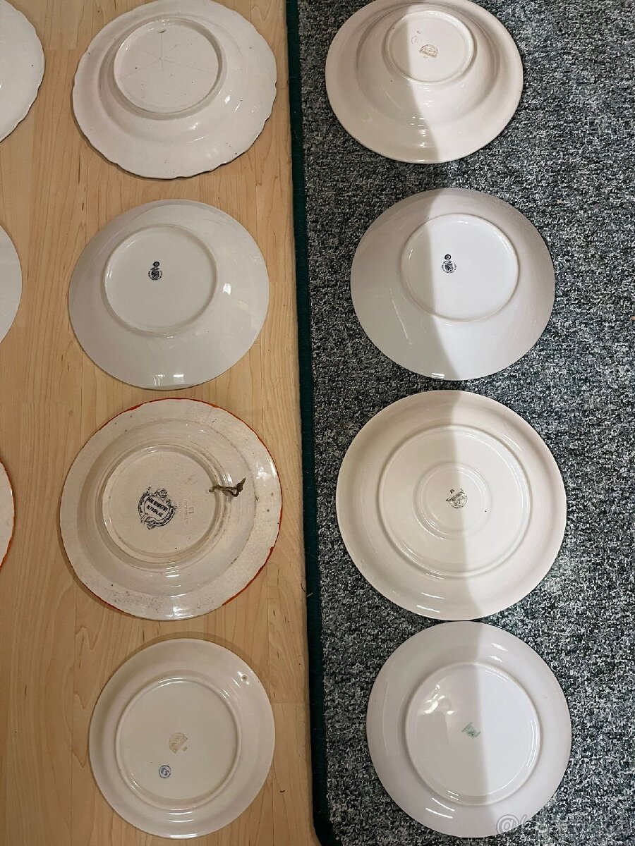 Různé staré talíře na výstavu nebo doplnění setu - 9