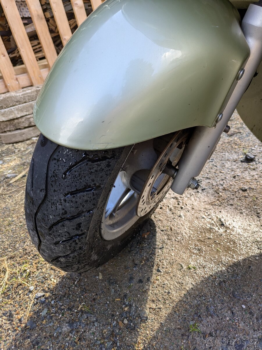 stylový retro skútr Honda @125 s výkonem 11 kW - 14000km - 9