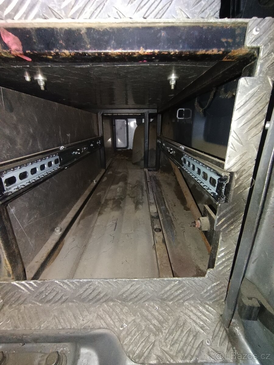 Mitsubishi L200 nastavba , regaly - 9