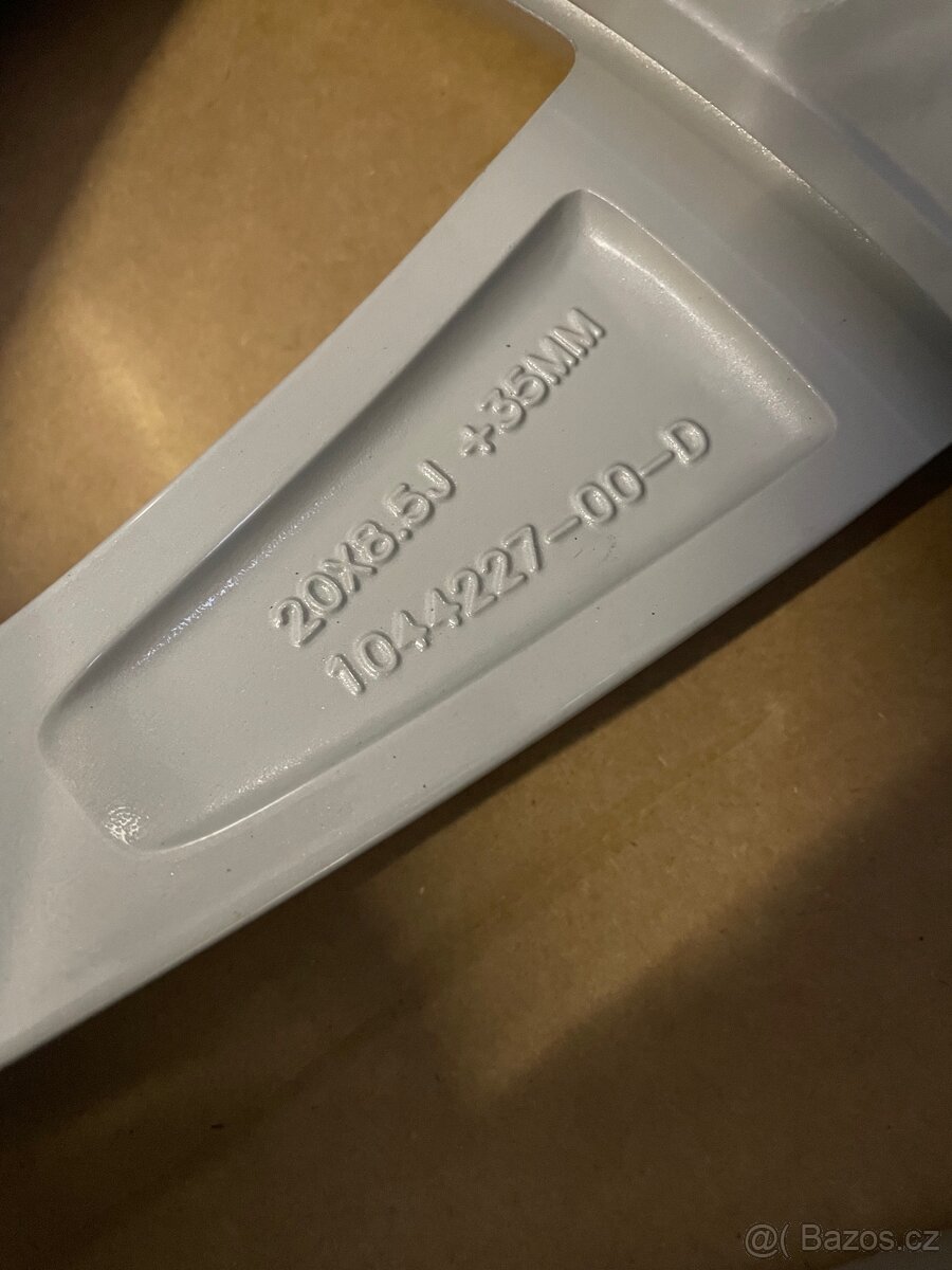 Original zimní Tesla Model 3 r20 + 235/35/20 100% - 9