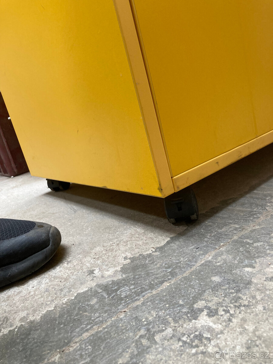 Skříňka TECHO se zámkem nízká na kolečkách 800 kč - 9