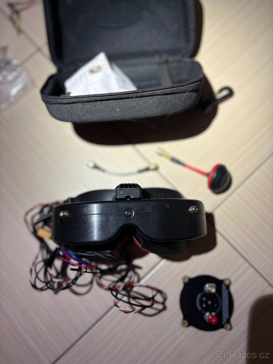 FPV dron + FPV bryle + baterie + nahradní díly - 9