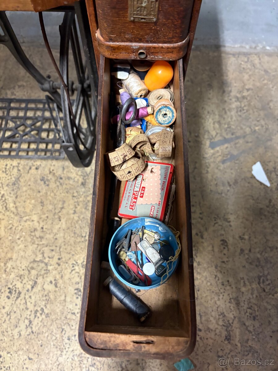 Prodám starý šicí stroj Lada - 9