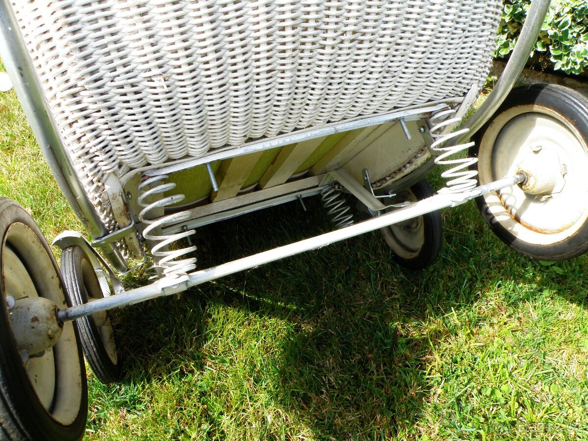 Starožitný kočárek po renovaci - 9