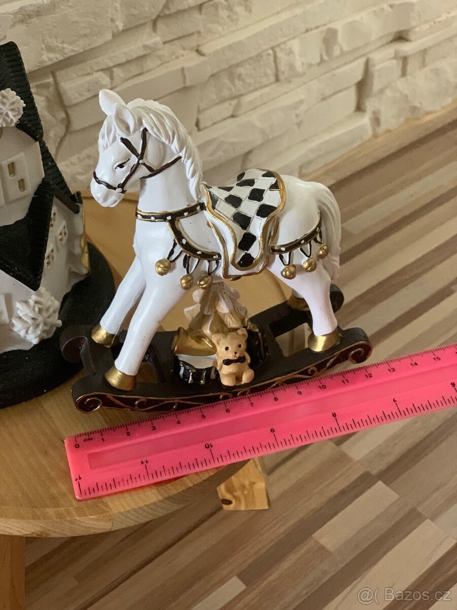 Vánoční dekorace a houpací kůň - 9