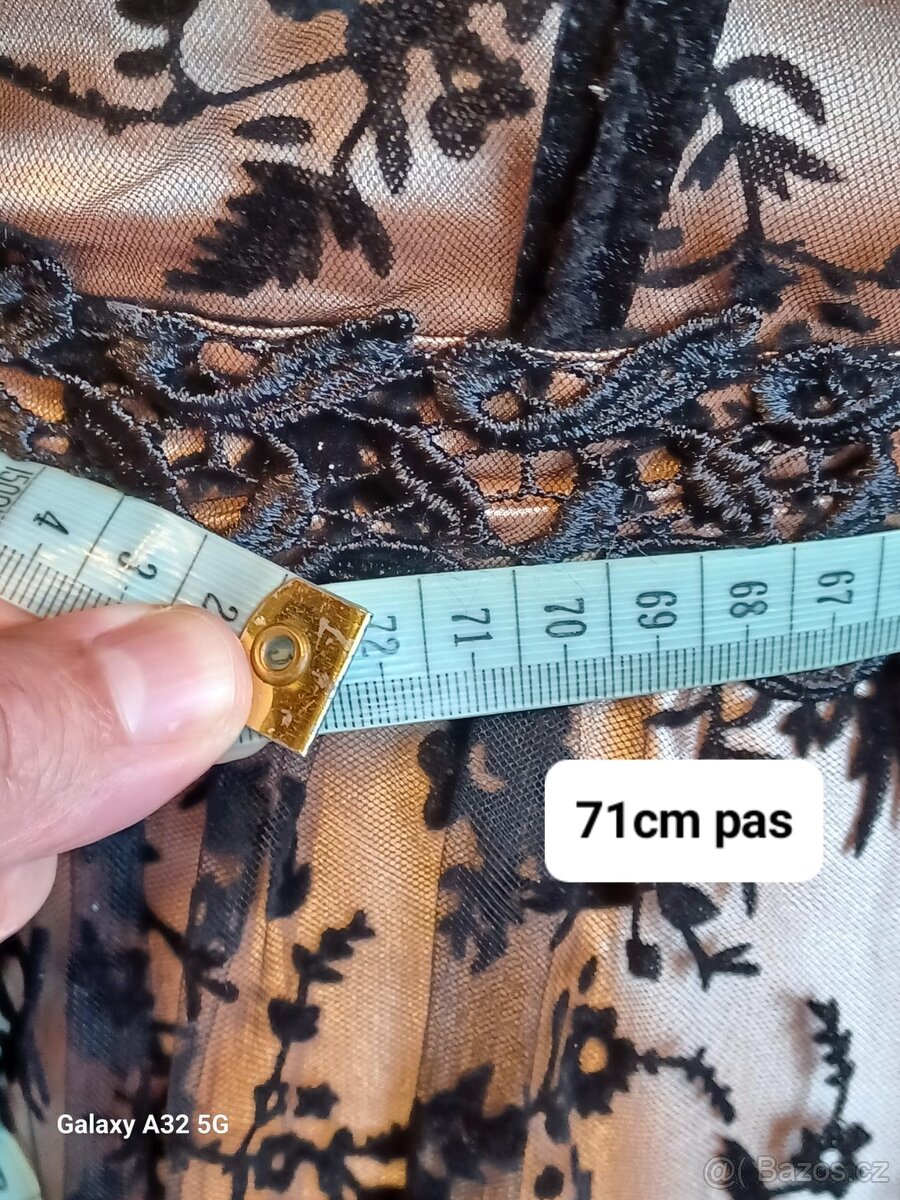 Zlaté dámské šaty s černou krajkou - 9
