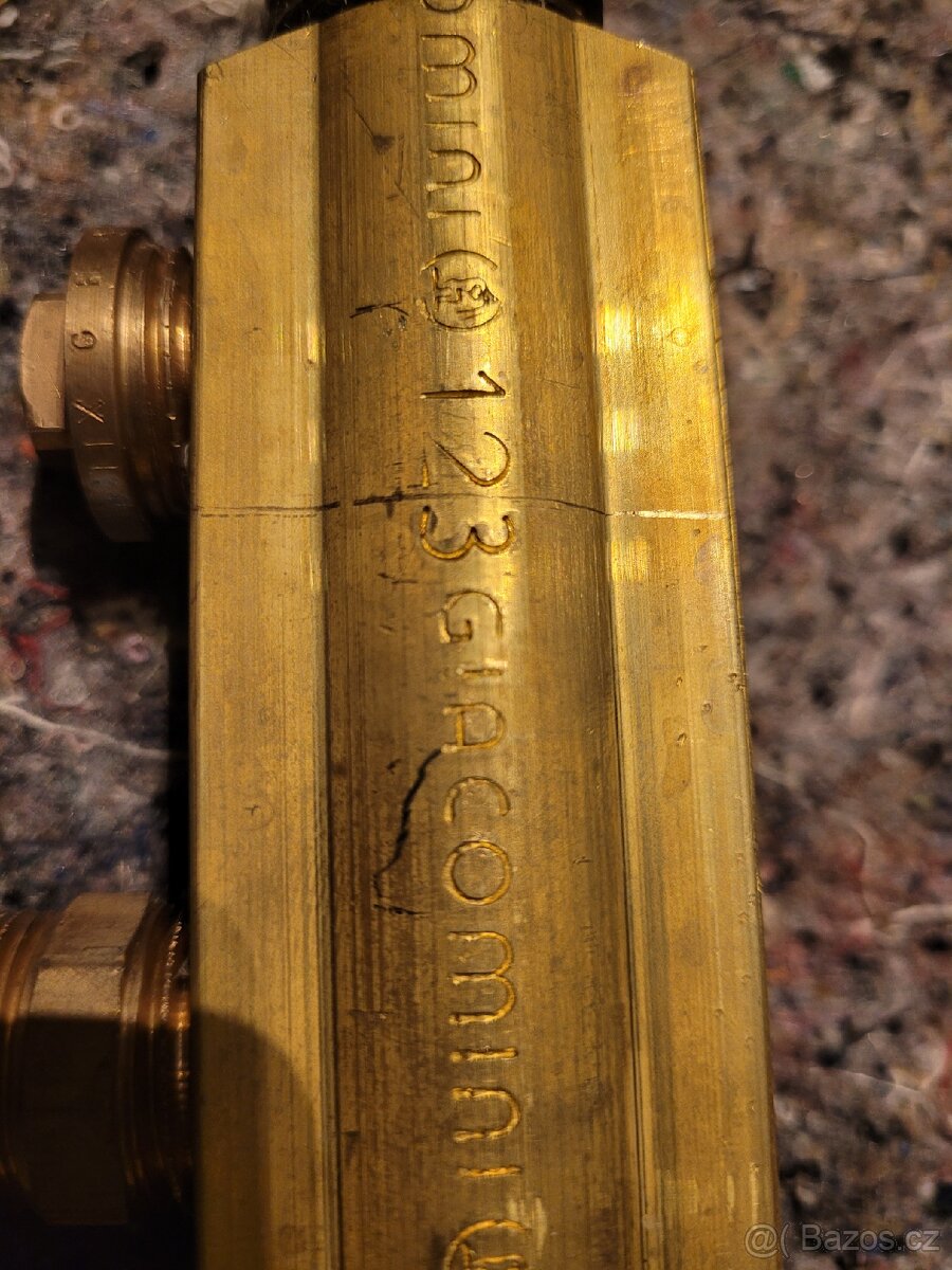 Rozdělovač s vývody pro adaptéry Giacomini. - 9