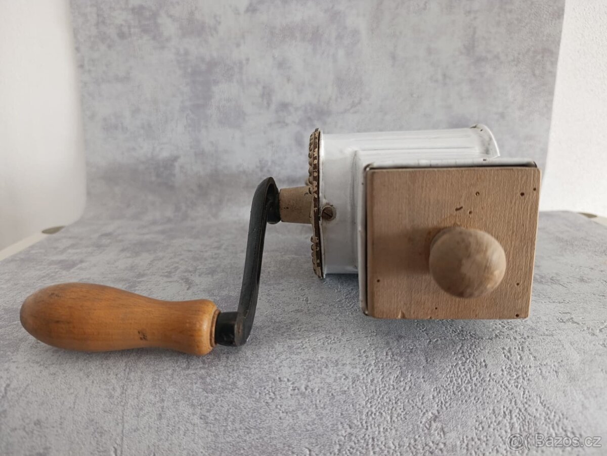 Zdobený starožitný ruční mlýnek na strouhanku JUGENDSTIL - 9