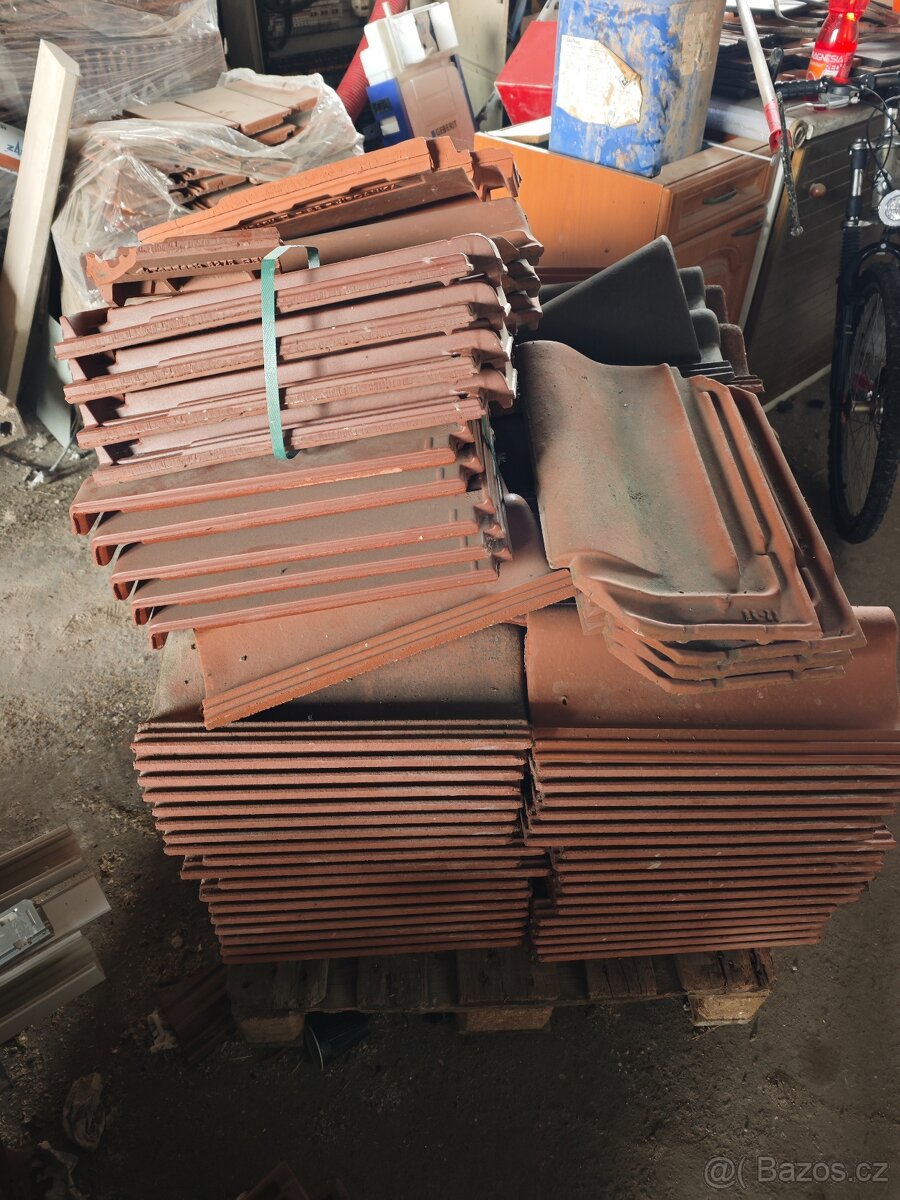 Stavební materiál – střešní tašky a další, různé druhy. - 9