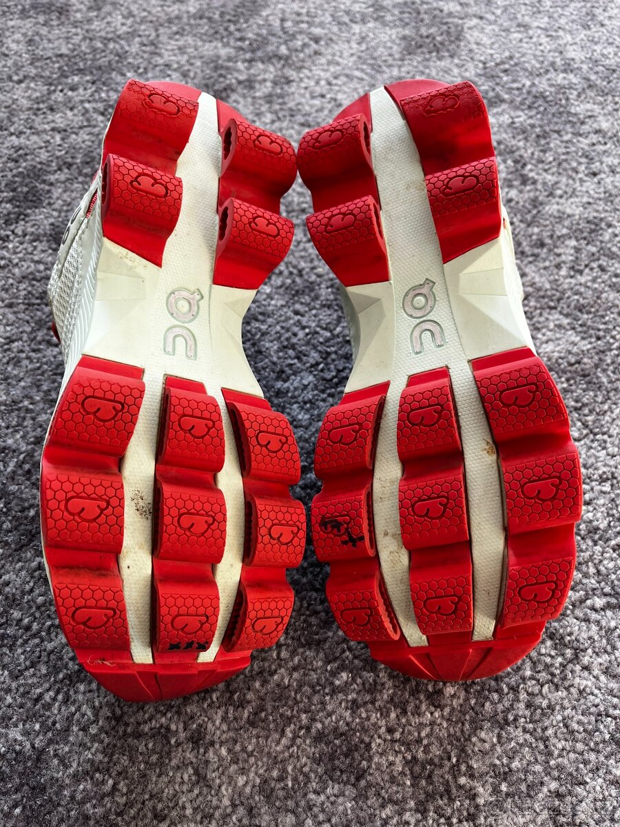 On Running, model Cloudsurfer. Velikost 37,5 - 9