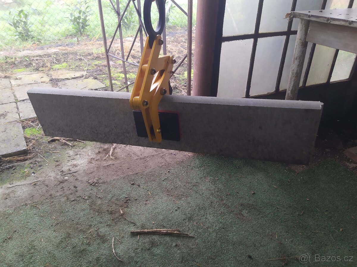 Samosvorné manipulační kleště na stavbu betonového plotu - 9