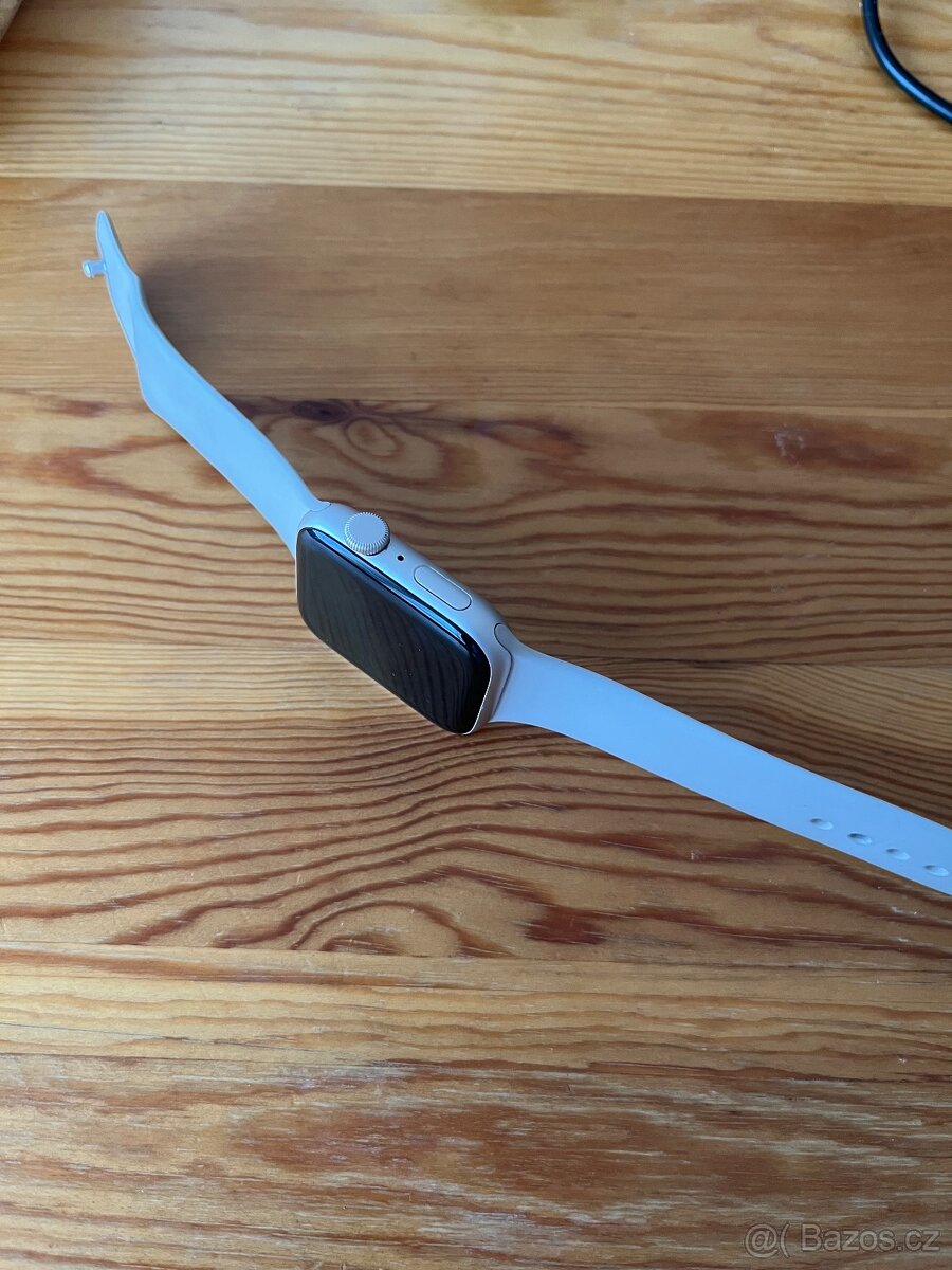Apple Watch SE 2 (GPS) 44 mm bílé barvě - 9