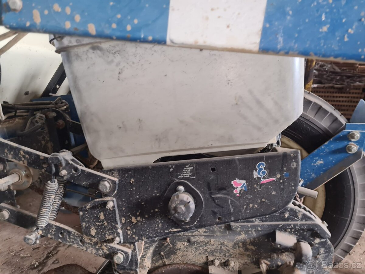 Secí stroj Kinze 3000 8 řádků - 9