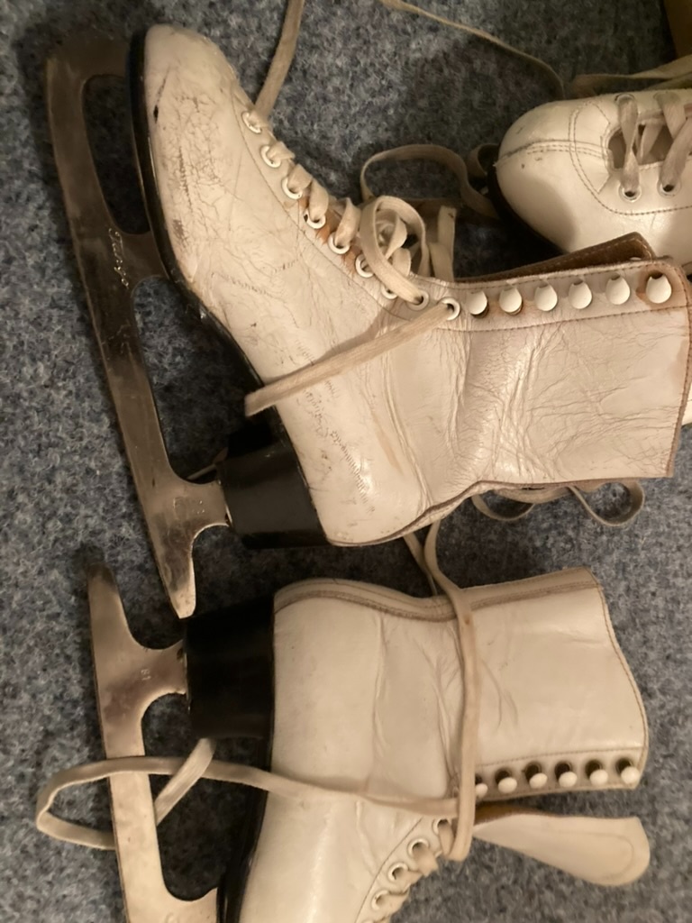 Dva páry dívčích bruslí - 9