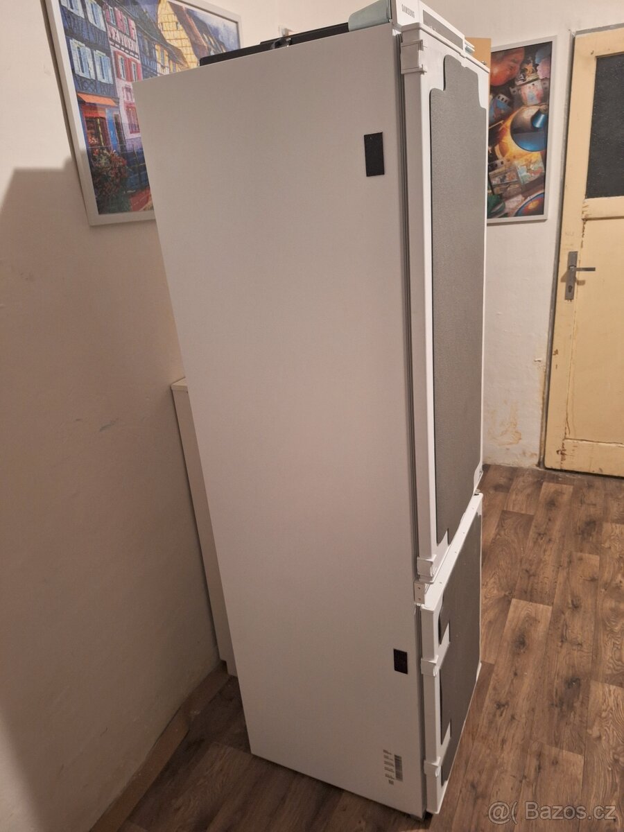 Chladnička s mrazničkou Samsung - vestavná - 9