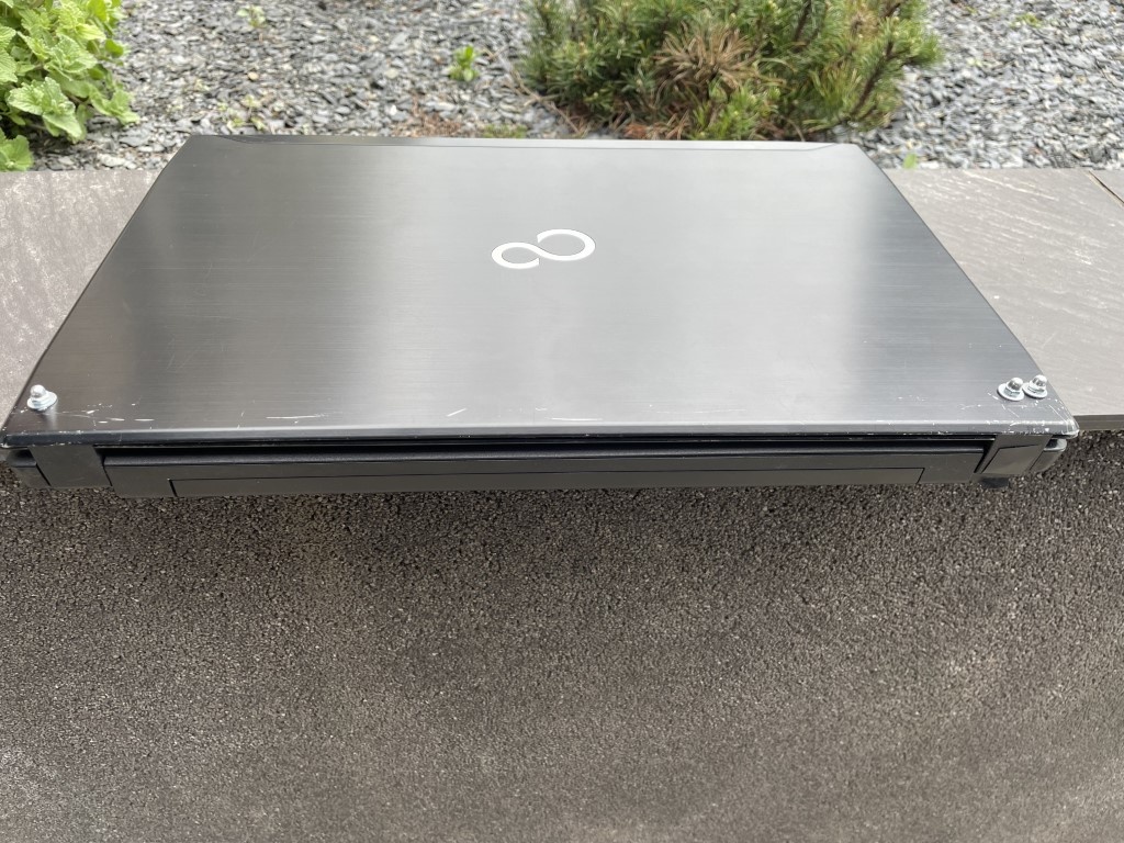 Větší 15.6" notebook na hry s NVIDIA GeForce - 9