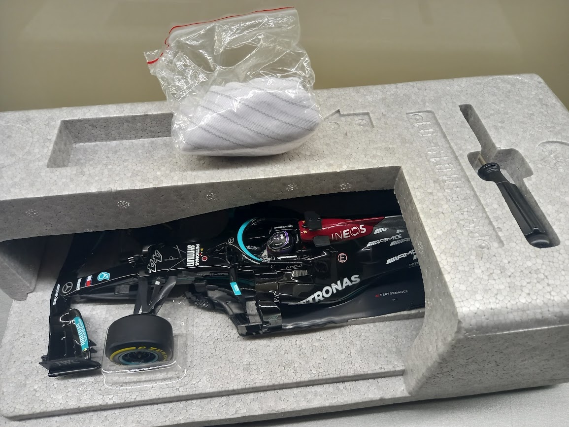 F1 MERCEDES W12 HAMILTON VÍTĚZ BAHRAINU 2021 MINICHAMPS 1:18 - 9