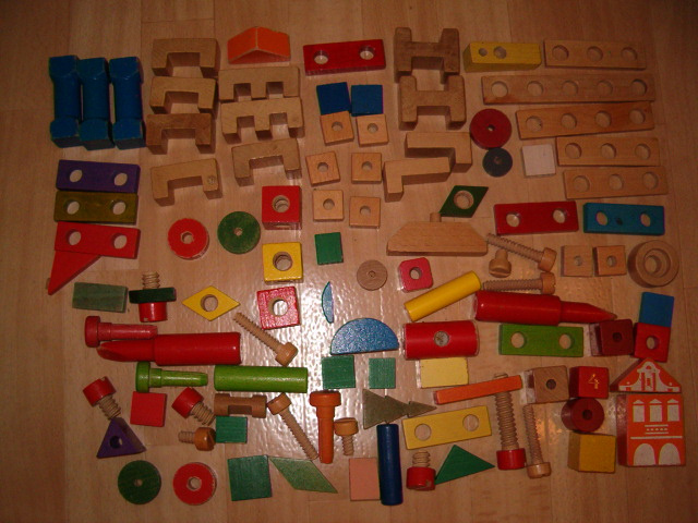 Starší stolní hry i novější, magnetická tabulka, stavebnice - 9