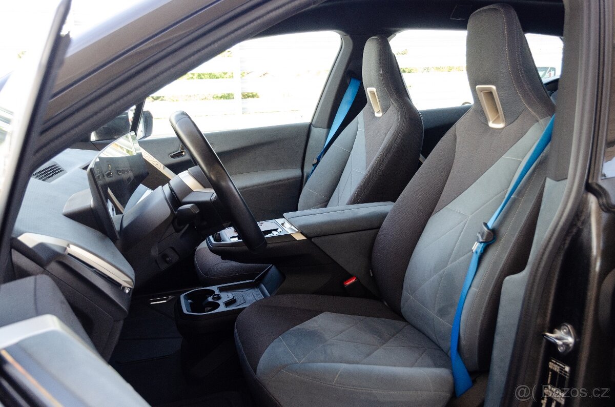 BMW iX xDrive40, Masáž, H&K, Tažné, DPH - 9