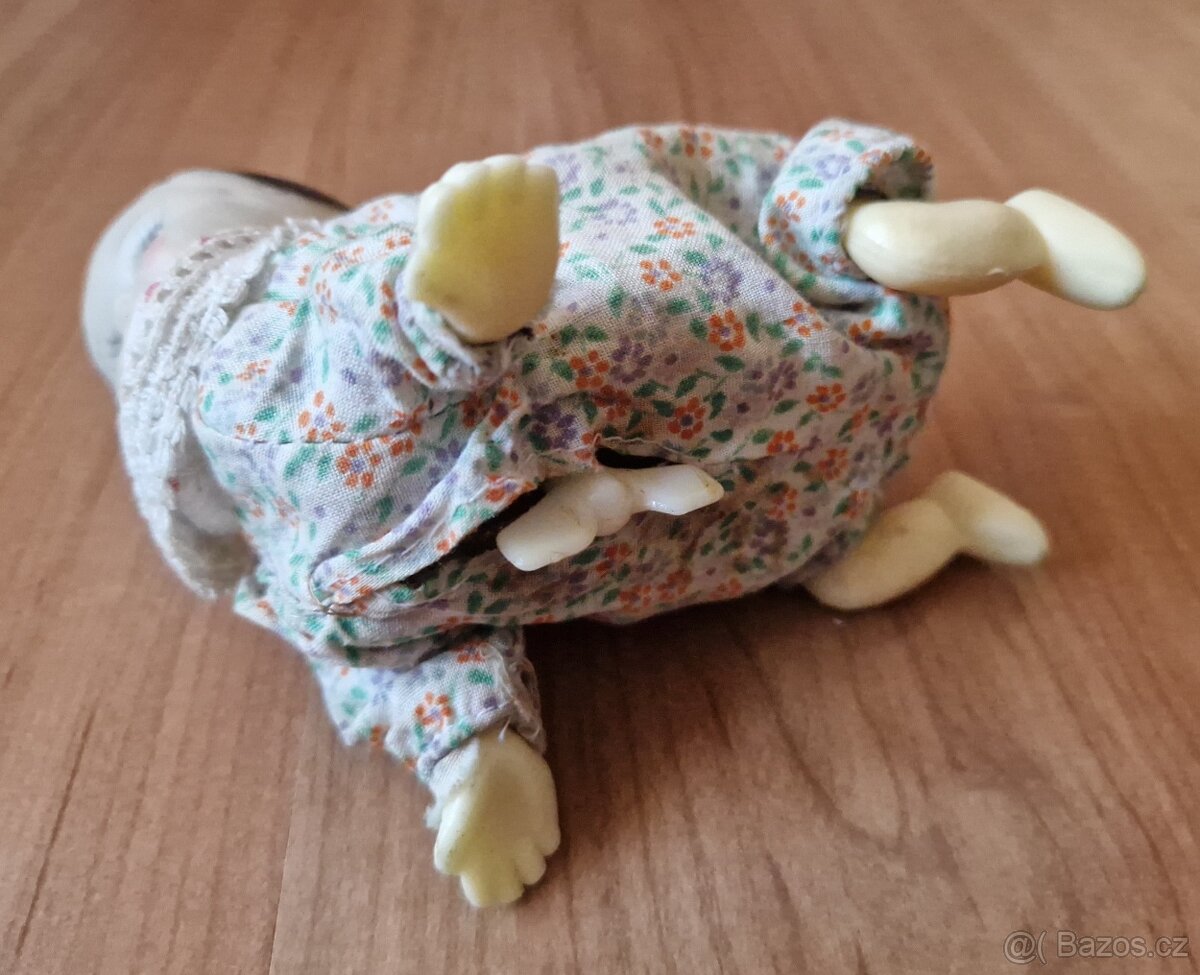 Stará tahací,cinkací,dětská hračka,lezoucí panenka na klíček - 9