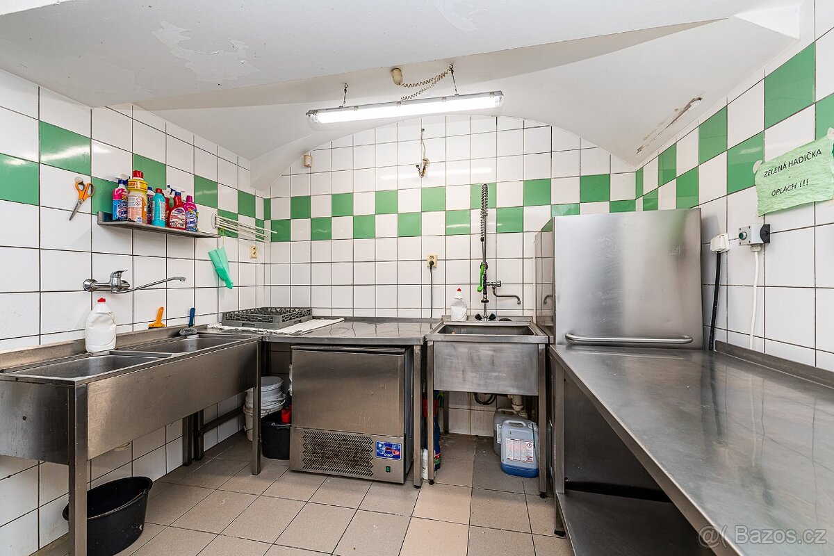 Prodej zavedeného motorestu s ubytováním, sálem a prodejnou - 9