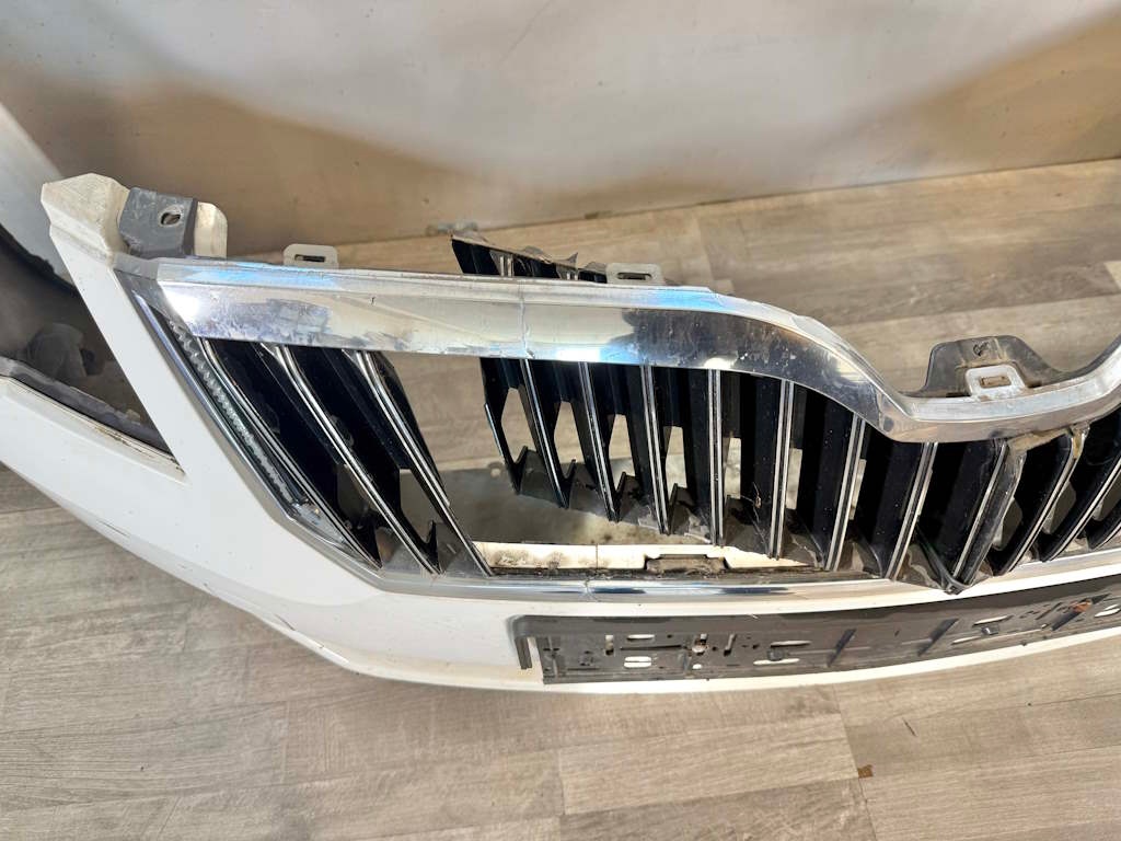 ŠKODA SUPERB 2 FACELIFT - nárazník + maska KO 3T0807221K - 9