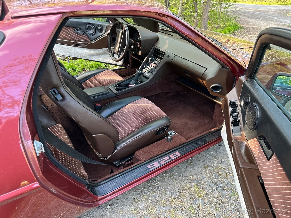 PORSCHE 928S - 9
