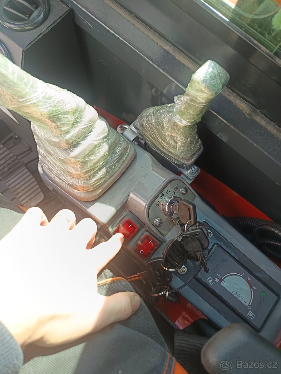 Pásový bagr 3,5 tuny. - 9