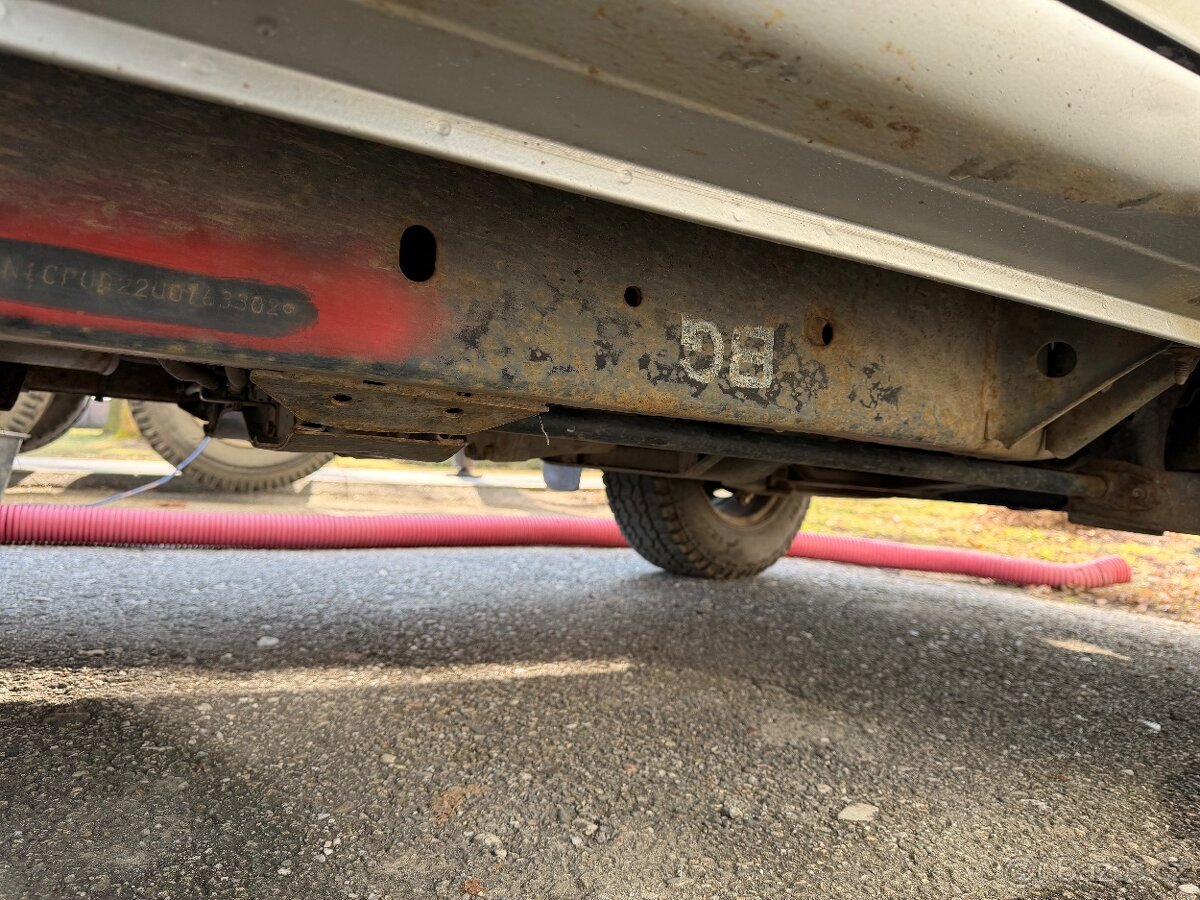 Nissan np300 Navara - 9