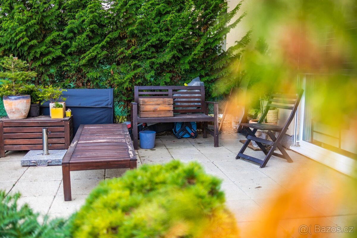 Pronájem bytu 2+kk se zahradou a garážovým stáním - 9