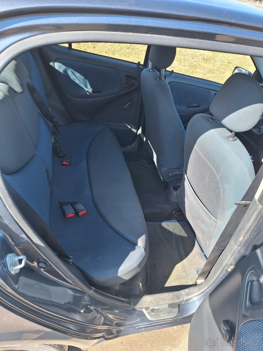 Toyota Yaris 1.0 - 9