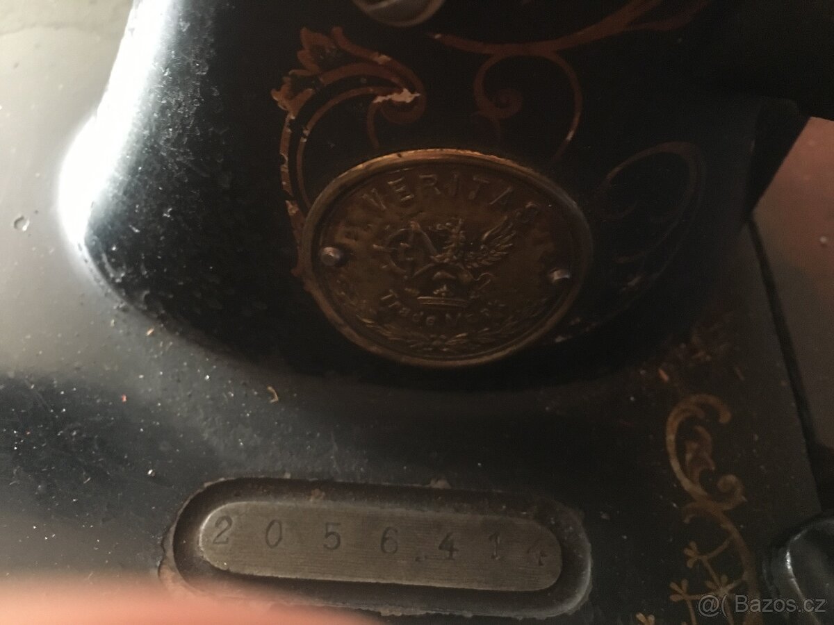 STAROŽITNÝ. ŠICÍ STROJ. zn. ROYAL - 9