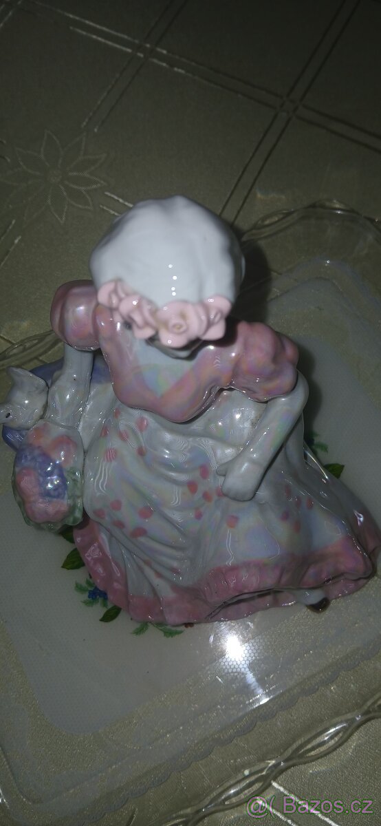 Porcelánová soška ,,B" - 9