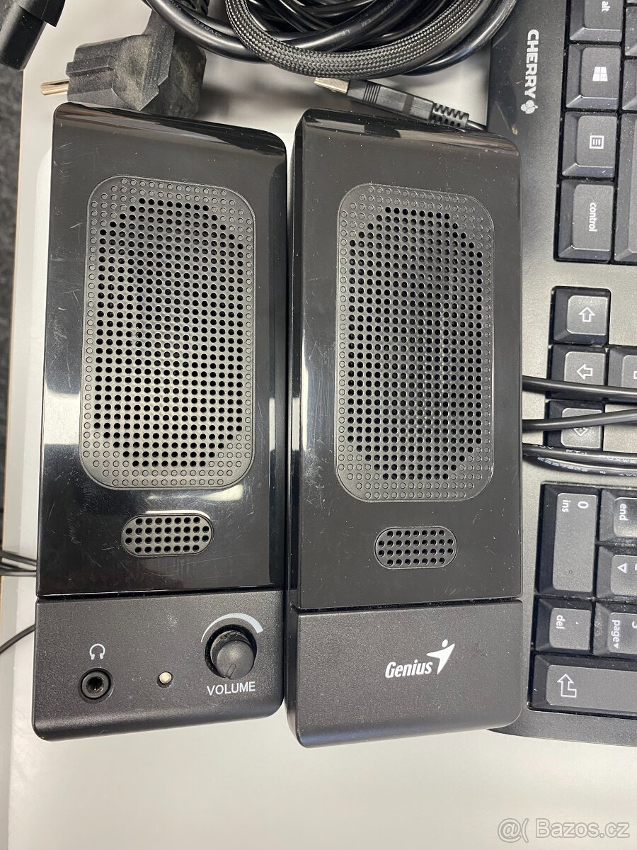 Počítačová sestava/Stolní počítač + příslušenství - 9