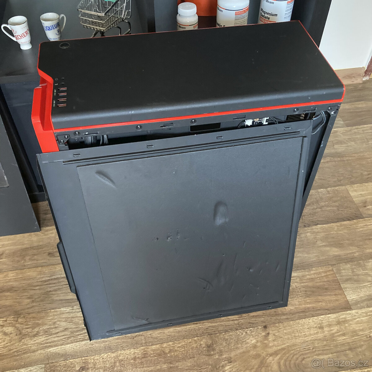 Prostorná PC skříň NZXT H440 (černo-červená) - 9
