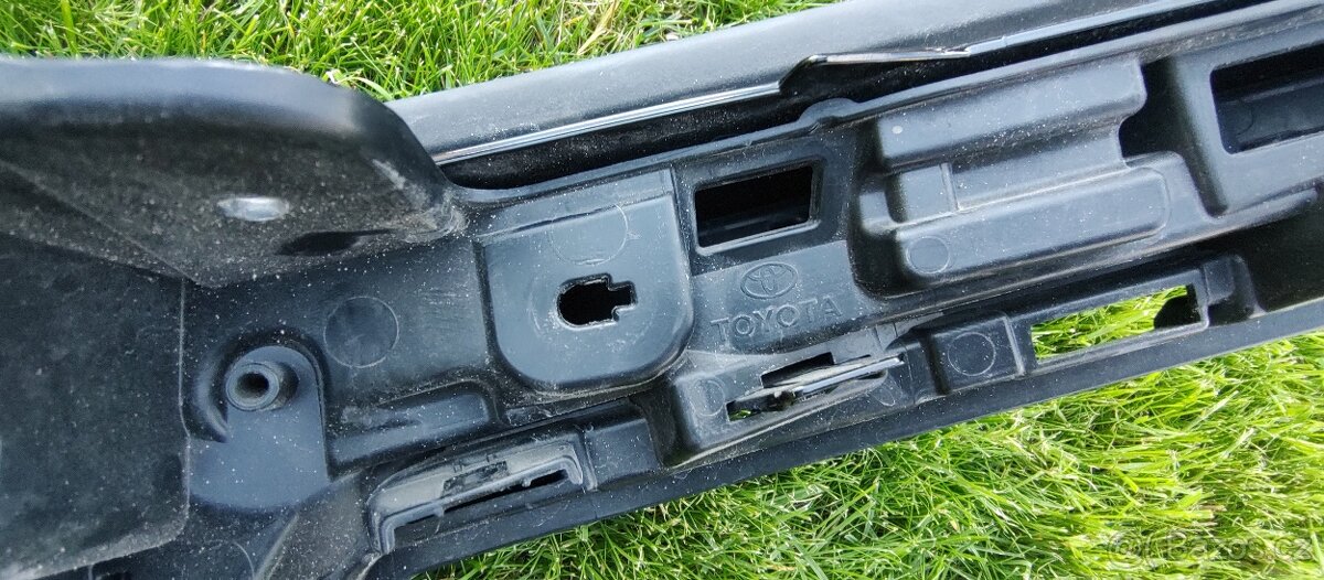 Toyota Corolla XII E21 2018 pro SEDAN - predni maska logo - 9