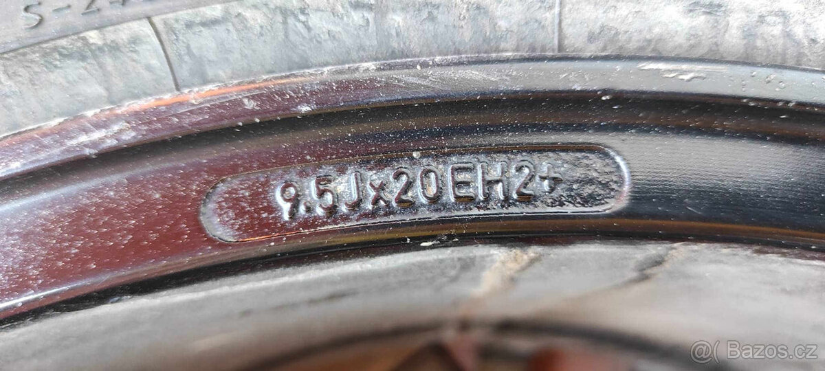 TESLA Y sada kol s pneu R20" - 9