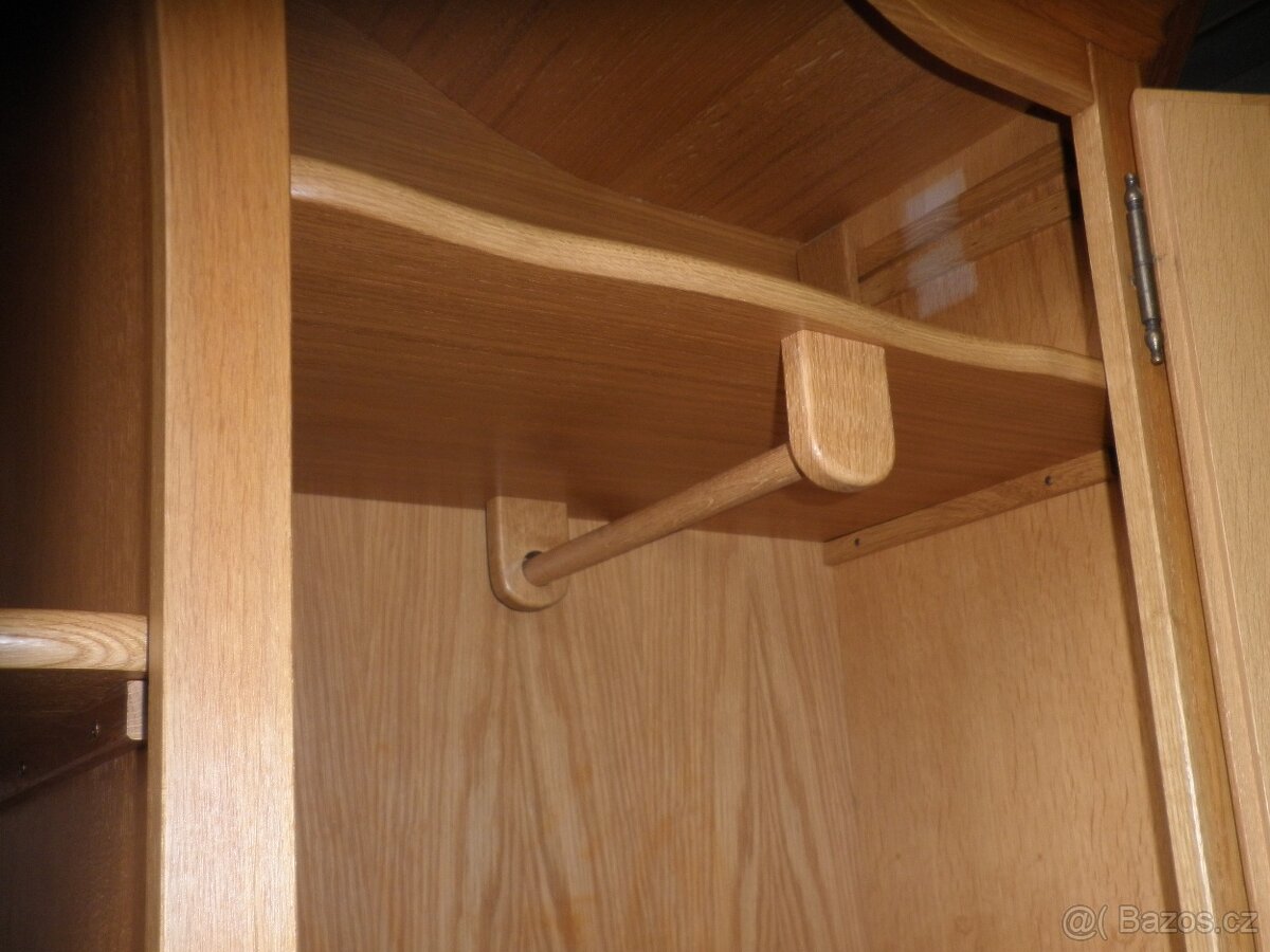 Světlá rustikální šatní skříň - 9