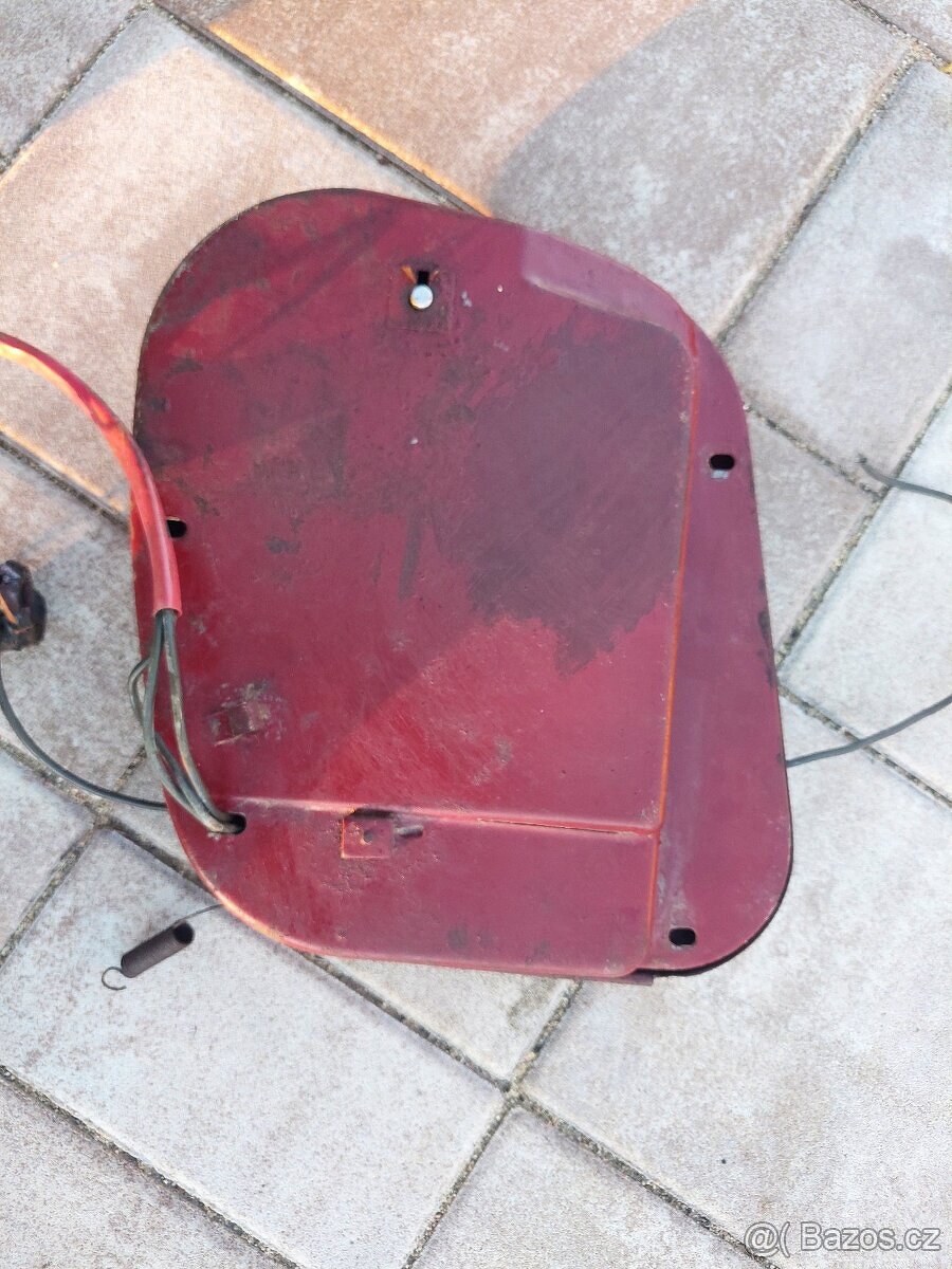 Jawa kyvacka, panelka - kastlik na naradi - 9