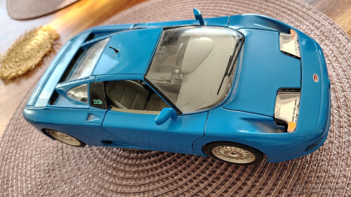 Auto Bugatti na stojanu - 9