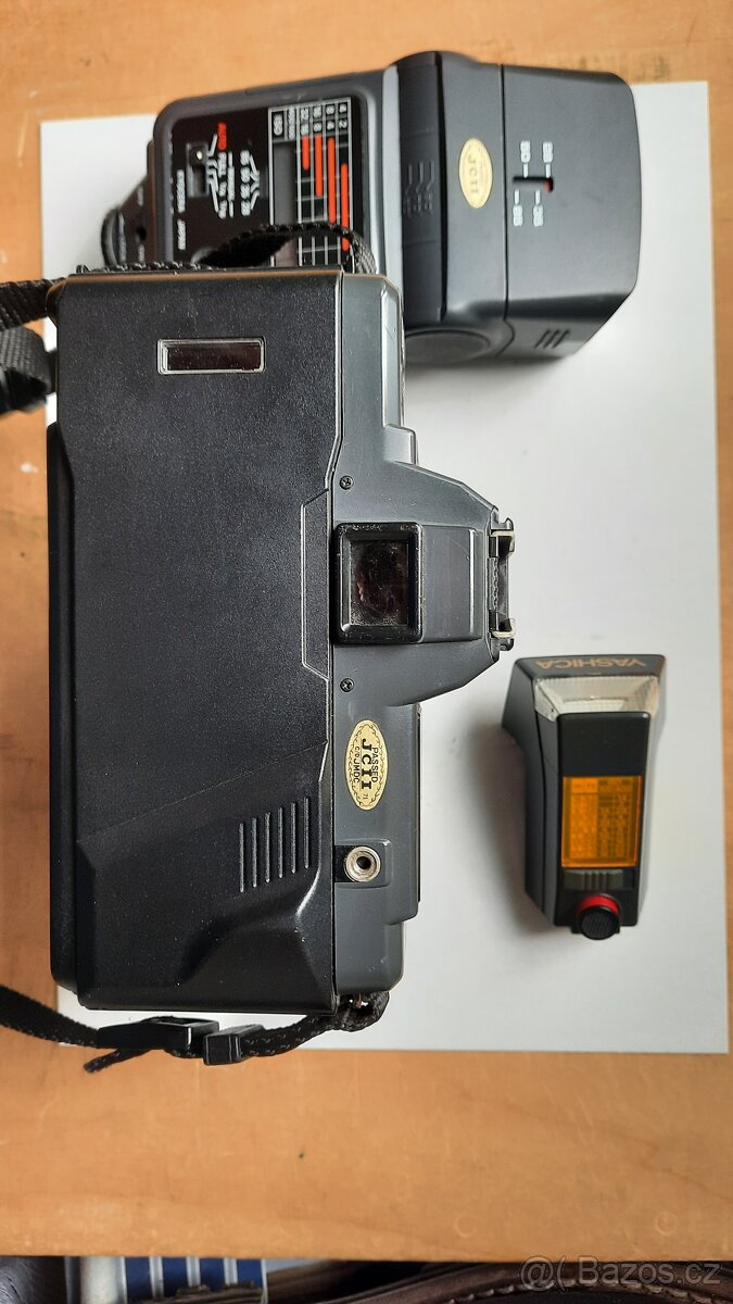 Yashica 230 AF, Yashica lens 35-70, Yashica blesk -sleva - 9